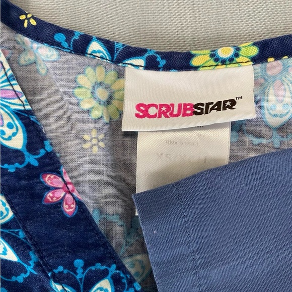 Women’s scrub tops - Picture 3 of 3